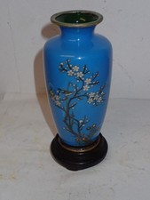 Schöne uralte Cloisonne Vase Japan auf Holzsockel
