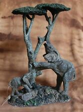 Elefant mit Jungem frisst am Baum, Modell aus Kunstharz, 24 x 17 cm