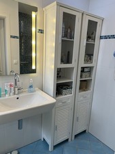 Zwei weiße Hochschränke