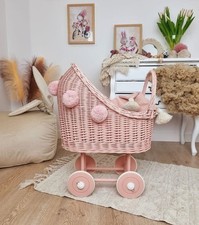 Rosa Puppenwagen aus