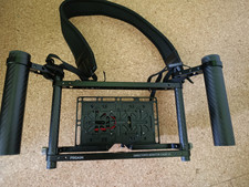 Proaim Universal 9-Zoll Kameramonitor Regisseurkäfig mit Handgriffen + Kabel