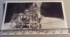 Altes Foto Mädchen in Handleiterwagen