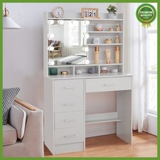 Moderner Kosmetiktisch mit