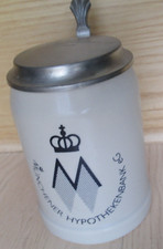 Ton-Bierkrug mit Zinndeckel, 0,5 l; mit Firmenlogo und Gravur