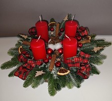 Adventskranz In Rot mit Kerzen