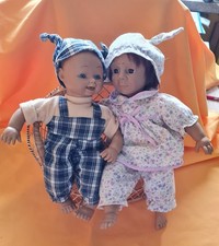 Sammlerpuppen von Simba Mädchen 28 cm, ein Junge 30 cm und eine Sitzbank