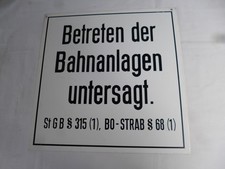 Bahnschild Betreten der