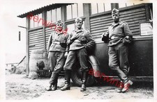 Deutsche Soldaten mit PKW Opel