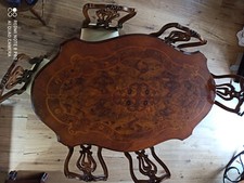 Esstischgarnitur mit 6 Stühlen Barockstil In Nussbaumfarben.