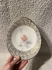 Asymmetrischer Teller Goldrand