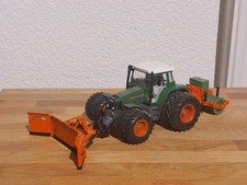 Siku 3250 Fendt 716 Vario 1:32 mit Doppelbereifung und Holaras Zubehör 1:32