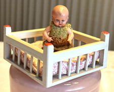 Alte Zelluloid-Baby-Puppe von Schildkröt- 8 cm- mit "Puppen- Laufstall"