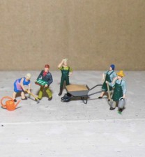 Figuren H0 1:87 Preiser und andere, handbemalt "Bei der Gartenarbeit"