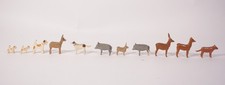 11-tlg. Konvolut antike Aufstellfiguren Holz Haustiere Waldtiere Hunde Wild usw.