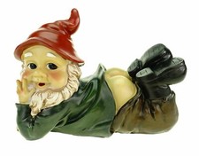 Lustiger Gartenzwerg liegend