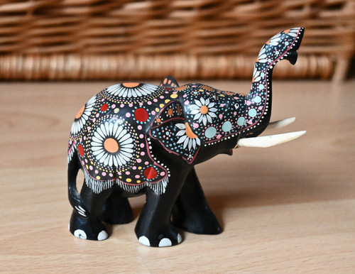 Elefant aus holz bemalter - elefant,