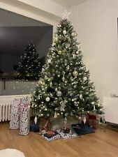 Künstlicher Weihnachtsbaum mit Schnee & Zapfen inkl. Ständer, Schmuck, Deckchen 