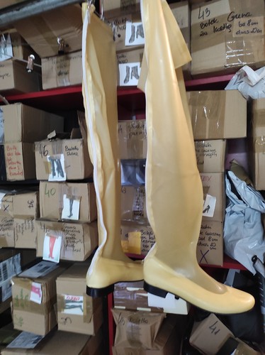 Handgefertigte gummi stiefel - handgefertigte,