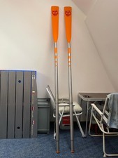 1 PAAR JOHN PADDLE HOLZRUDER/BOOTSRIEMEN 225 - LACKIERT + RUDERDOLLEN + BUCHSEN