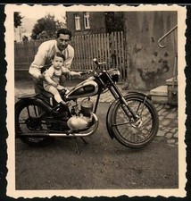 Fotografie Motorrad Triumph TWN, Vater setzt Knabe auf das Krad 