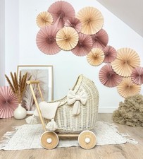 Ecrufarbener Puppenwagen aus