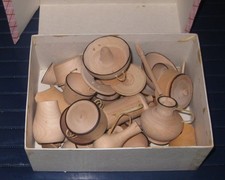 Puppenstube/Küche Geschirr und Tisch aus Holz, Becher, Teller, Krüge über 30 Stk