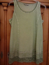 Tredy Long- Shirt /Top - Gr. 44 - Grün mit Spitze  - tw. Used Look