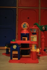 Spielzeugparkhaus mit Autos