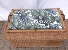 Alte Wäschetruhe neu bezogen mit Sitzmöglichkeit gut erhalten