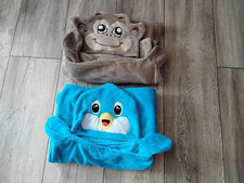 2 Kinder -Kuschel  Reisedecken mit Kapuze Autodecken  , Pinguin und Äffchen