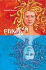 Mit den Füßen zuerst