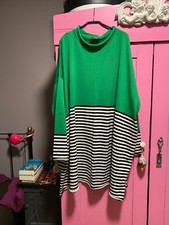 grüner-schwarzweiß-gestreifter Oversizepullover/ Kleid von OMEN Thomas I Punkt