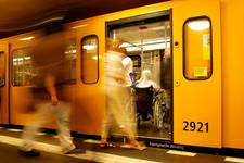 Wandbild: Passagiere und eine