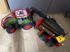 Bruder Forsttraktor Fendt 936 Vario mit Holzrückeanhänger und Baumstämmen