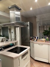 Küche von der Marke „Leicht“ mit Induktionsherd, Kochinsel und Marmor Theke