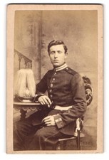 Fotografie junger Soldat in Garde Uniform mit Pickelhaube Roßhaarbusch 