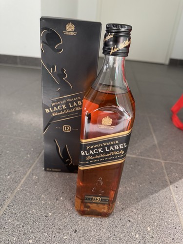 Johnnie walker black - black, label