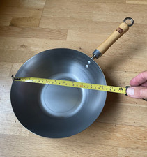 2 Wokpfannen Cooks Essentials 26cm und 32cm Alu Natur mit Holzgriff.