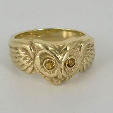 Goldschmiedearbeit Eulenkopfring in Gold als Zeichen der Weisheit