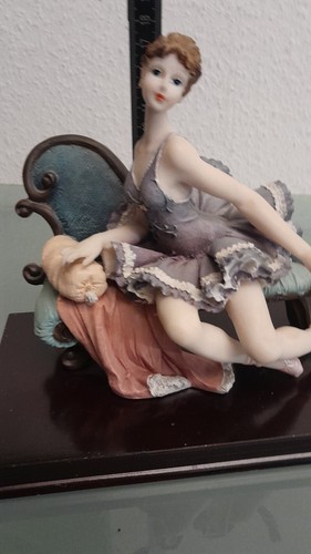 Ballerina auf chaiselongue - auf,