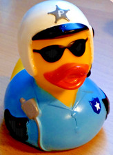 Gummiente in Polizeiuniform und Sonnenbrille - Badeente - Quietscheente - blau