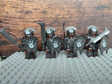 4x Herr der Ringe / Hobbit Uruk-Hai Figuren mit Ausrüstung + ikonische Klingen