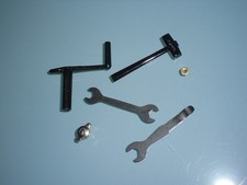 Schuco Auto  Ersatzteile Hammer 2 Schraubschlüssel Aufziehkurbel MB Emblem