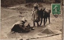 CPA AK ALGERIEN Die Gerstenration Szenen und Typen (1088819)