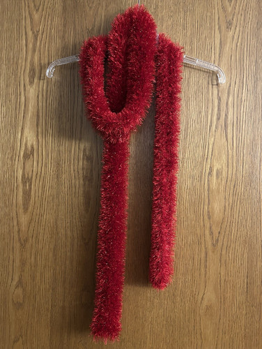 Handgestrickter roter