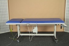 Behandlungsliege Untersuchungsliege AGA elektisch verstellbar fahrbar #9752