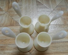 4 Stück Eierbecher - Set für perfekt gekochte Eier mit Löffel