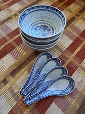 Asiatisches Porzellan-Set – 4 Schalen mit 4 Löffeln – klassisches Blau-Weiß-Deko