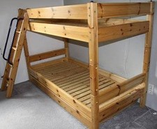 Thuka Hochbett mit 2 Betten, 2 Lattenrosten und 1 Matratze sowie Leiter