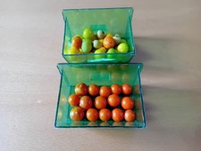 2 Kästen mit Früchten für